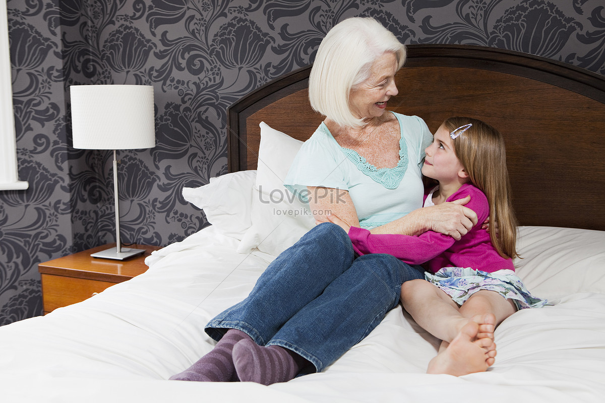 Девушка лижет бабушкам. Бабушка с внучкой Лесбиан. Бабушка с внучкой лезбиянки. Бабушка обнимает маленькую внучку. Дедушка и бабушка с внучкой Лезби.