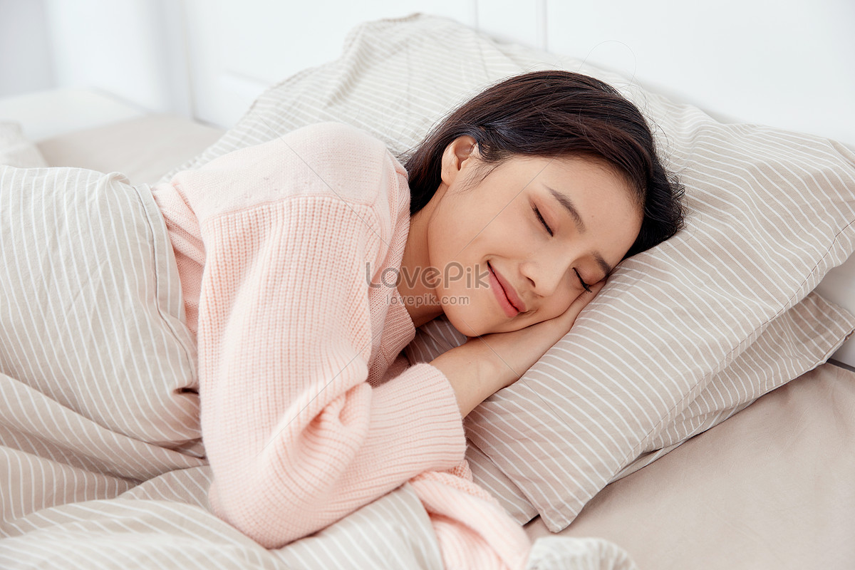 年轻女性躺在床上枕着枕头侧身睡觉_站酷海洛_正版图片_视频_字体_音乐素材交易平台_站酷旗下品牌