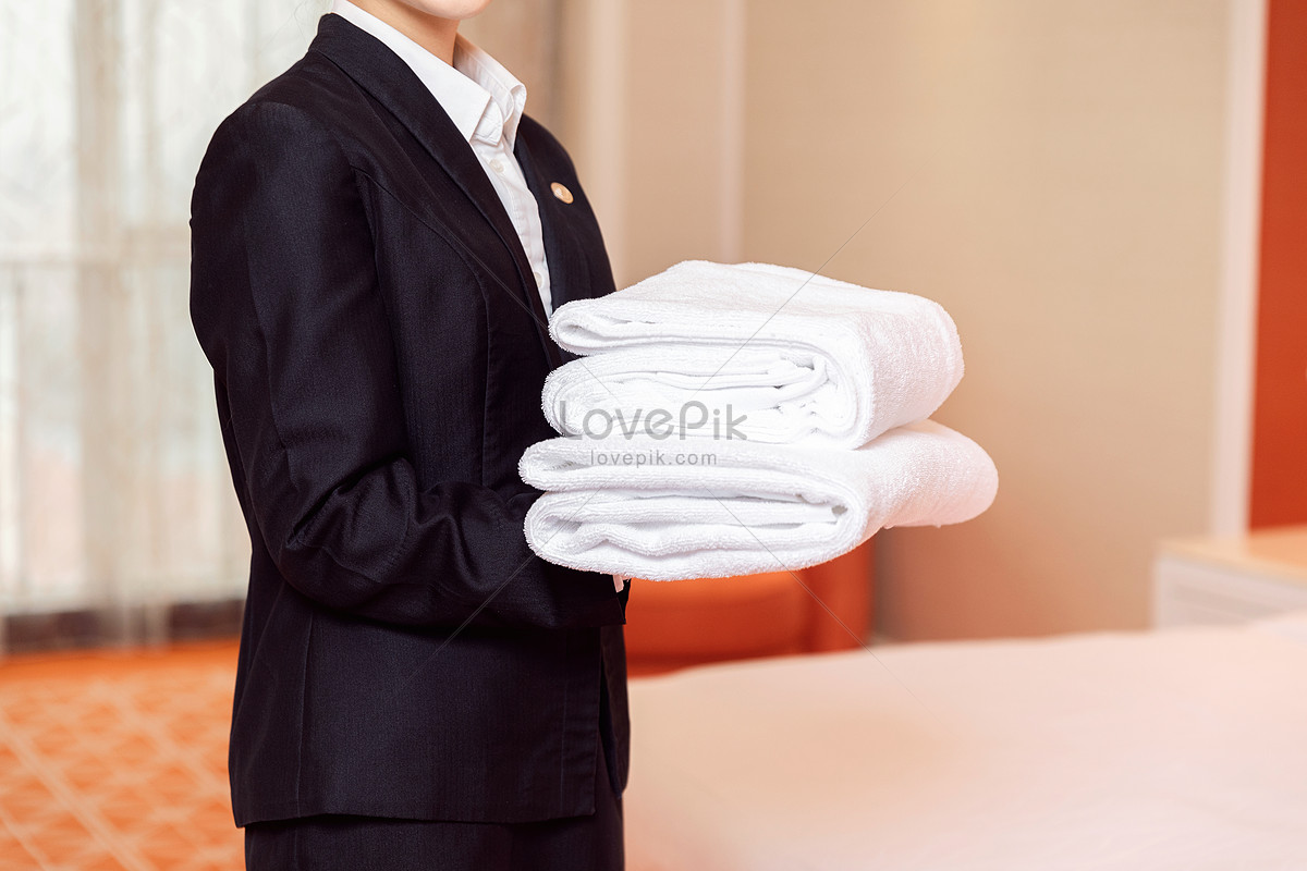https://watermark.lovepik.com/photo/20211202/large/lovepik-hotel-service-personal-butler-holding-towel-picture_501417134.jpg