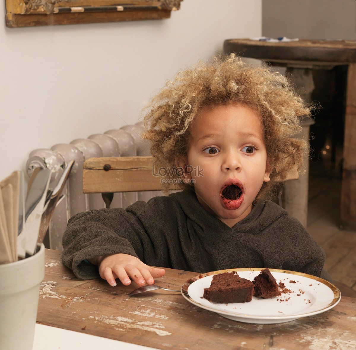Niño Comiendo Pastel De Chocolate Foto | Descarga Gratuita HD Imagen de  Foto - Lovepik