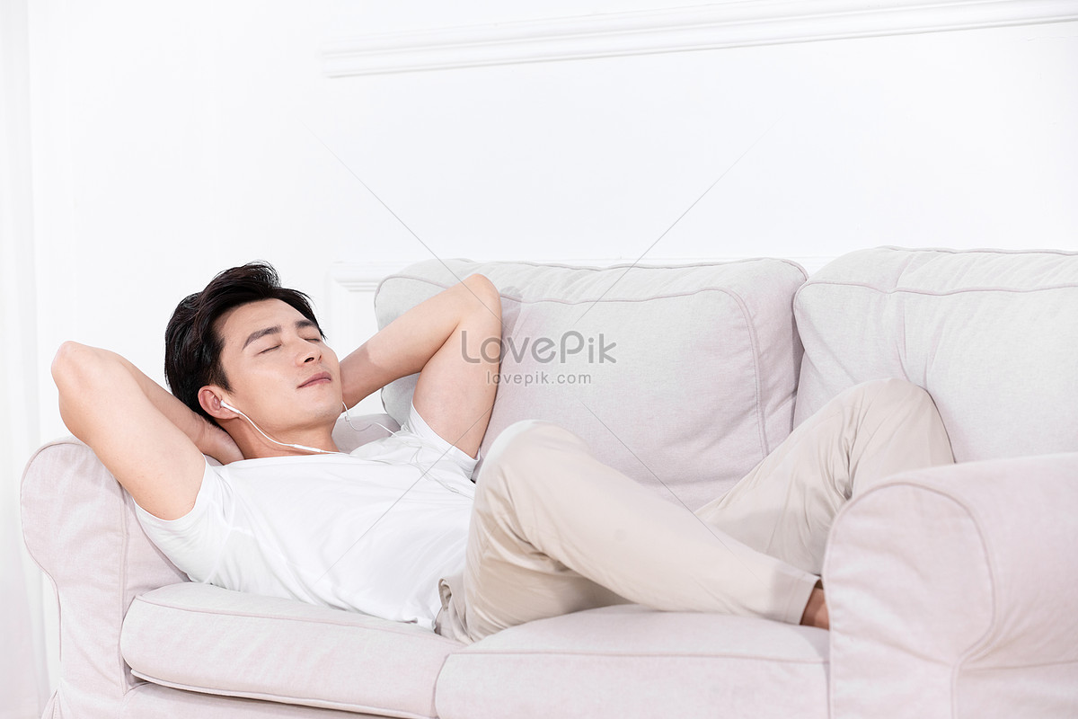 Люди лежащие на диване (Много фото) - венки-на-заказ.рф