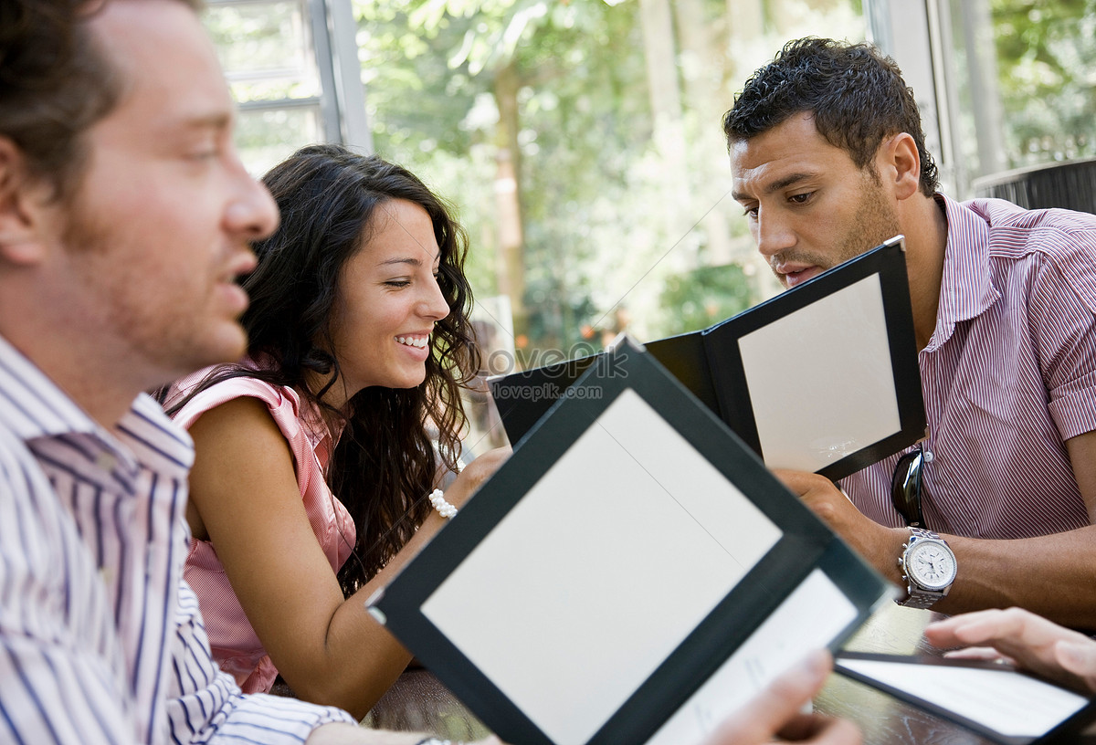 Man And Woman Talking About Menu Picture And HD Photos | Free Download On  Lovepik