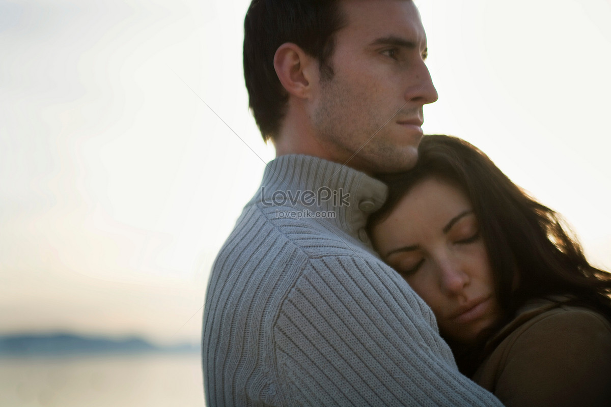 Hombre Abrazando A Mujer Al Atardecer Foto Descarga Gratuita Hd Imagen De Foto Lovepik 2316