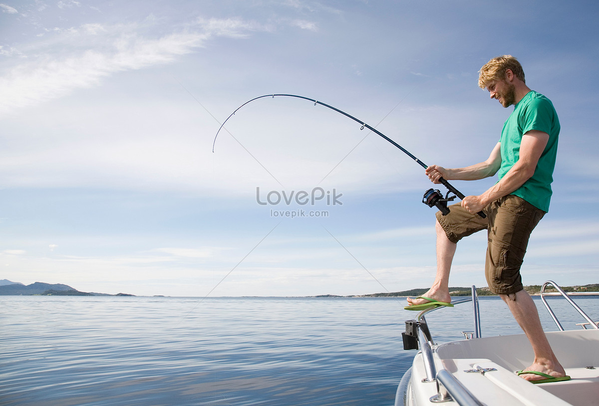 https://watermark.lovepik.com/photo/20211202/large/lovepik-man-fishing-from-boat-in-deep-sea-picture_501438101.jpg