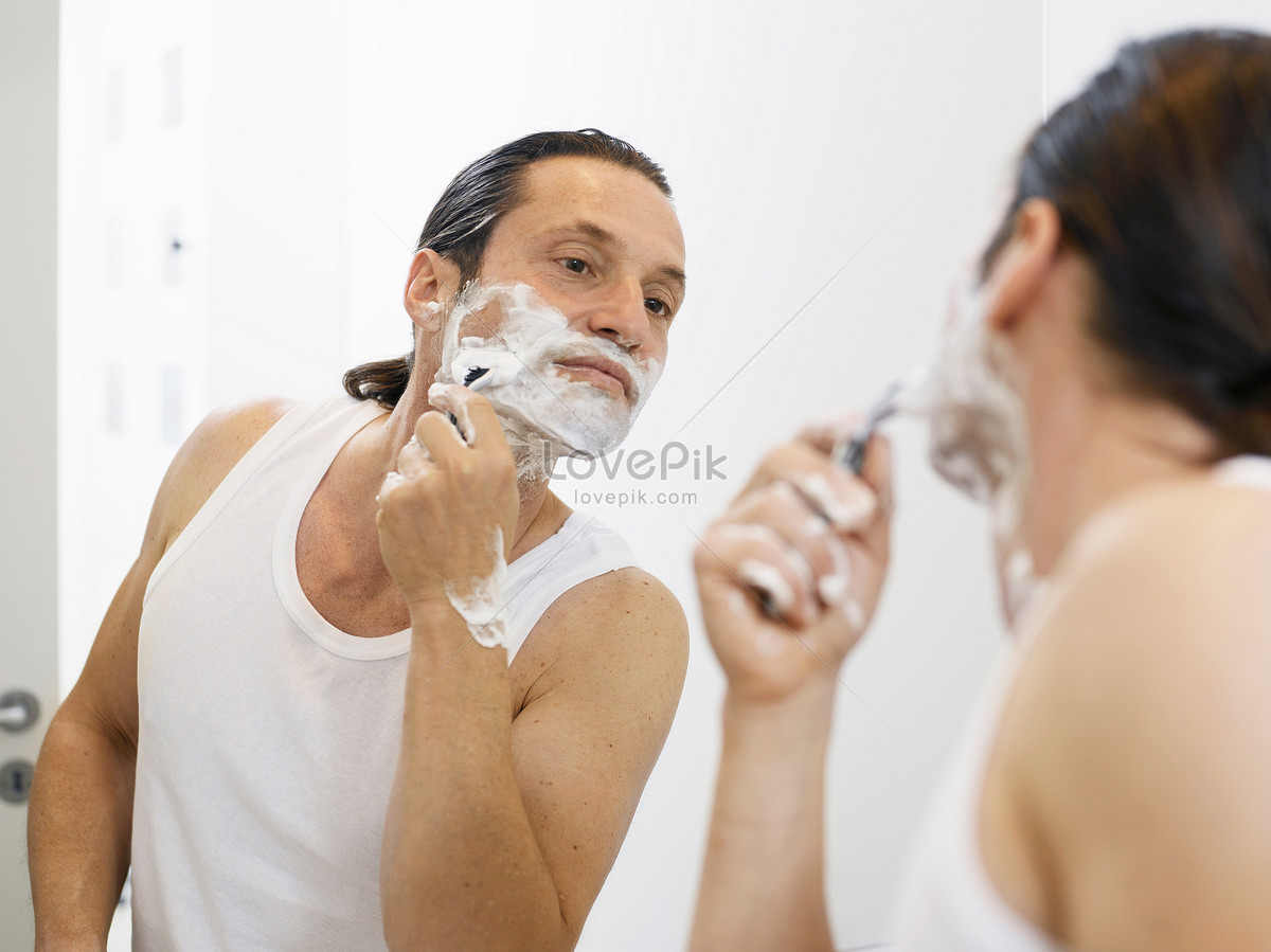 Муж бреет жене в ванной