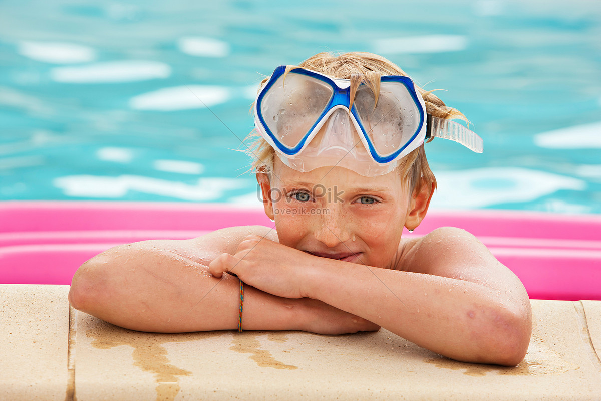 Sunny swam. Мальчики в бассейне. Задумчивый ребёнок в маске для плавания.