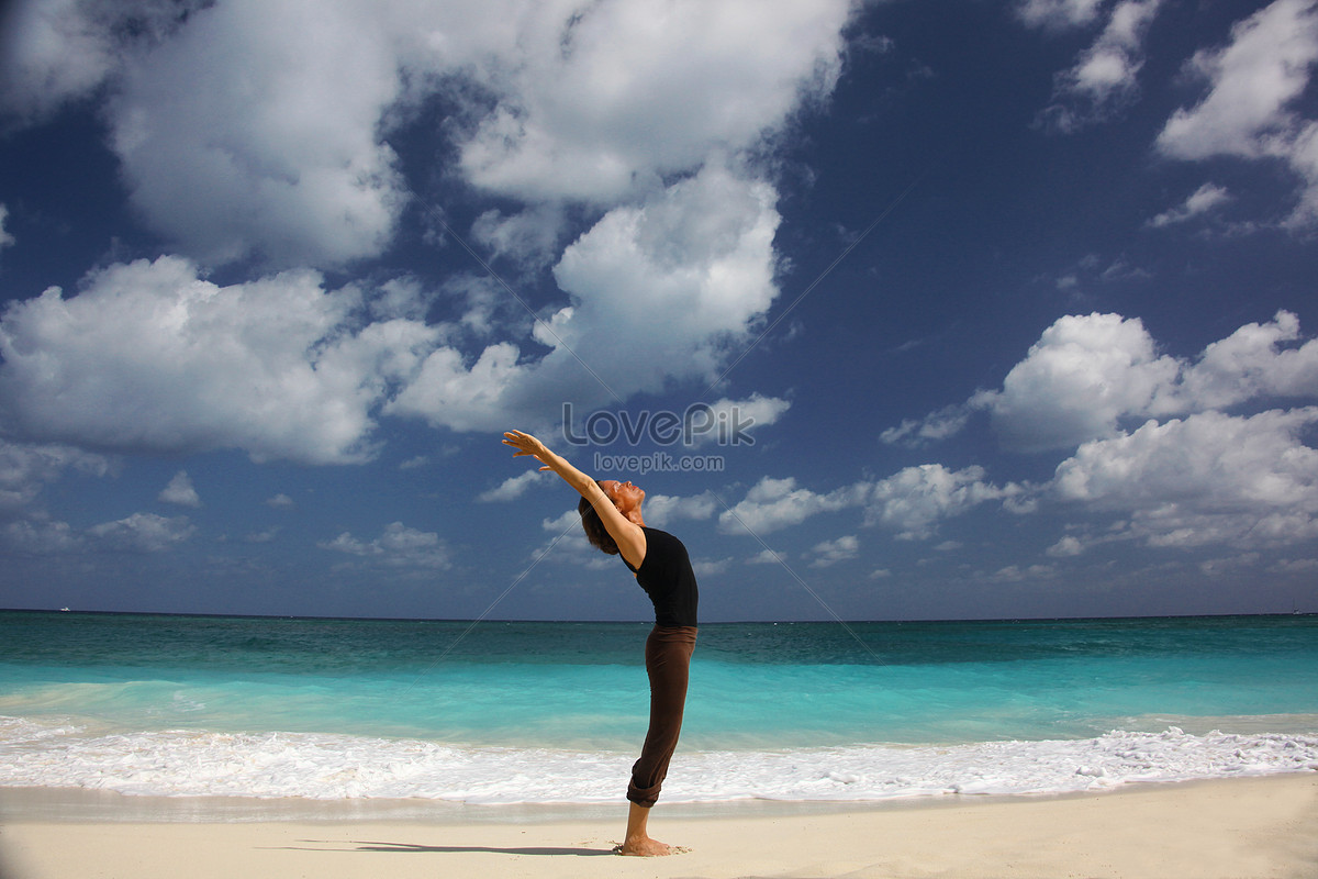 Mujer Madura Haciendo Yoga En La Playa En Nassau Paradise Island Foto |  Descarga Gratuita HD Imagen de Foto - Lovepik