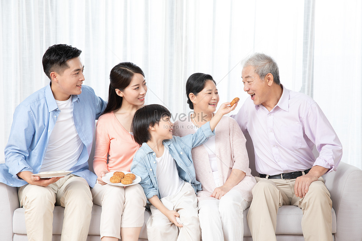 Mid-autumn Festival Children Give Grandfather A Moon Cake Picture And ...