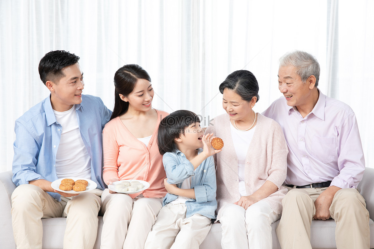 Mid-autumn Festival Family Eat Moon Cakes Together Picture And HD ...