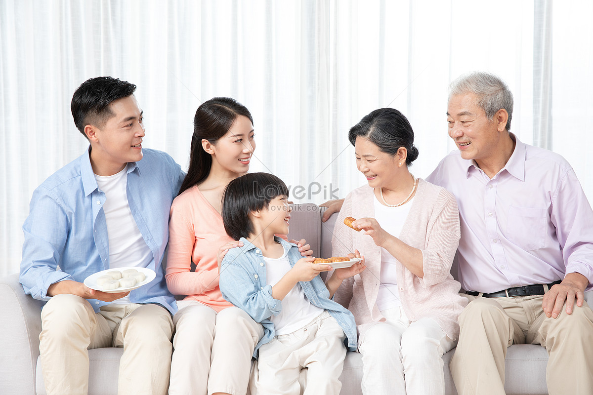 Mid-autumn Festival Family Eat Moon Cakes Together Picture And HD ...