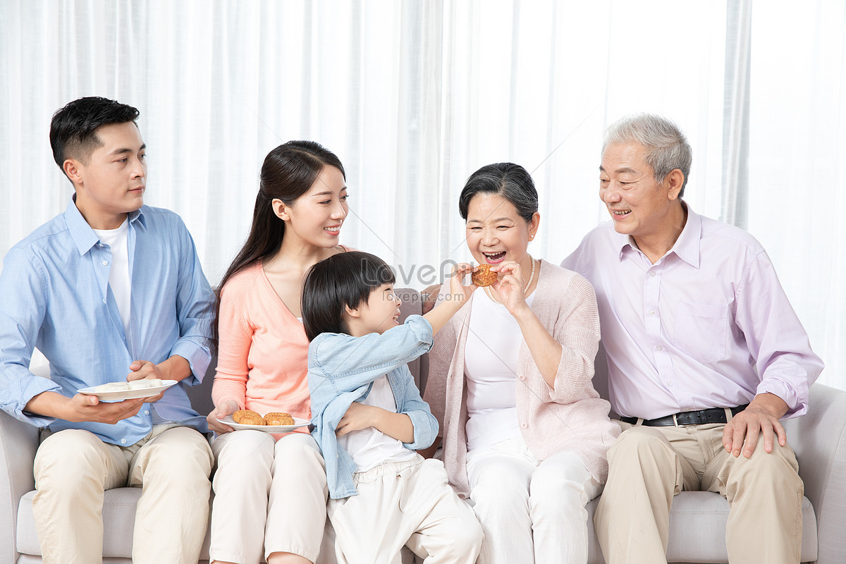 Mid-autumn Festival Family Eat Moon Cakes Together Picture And HD ...