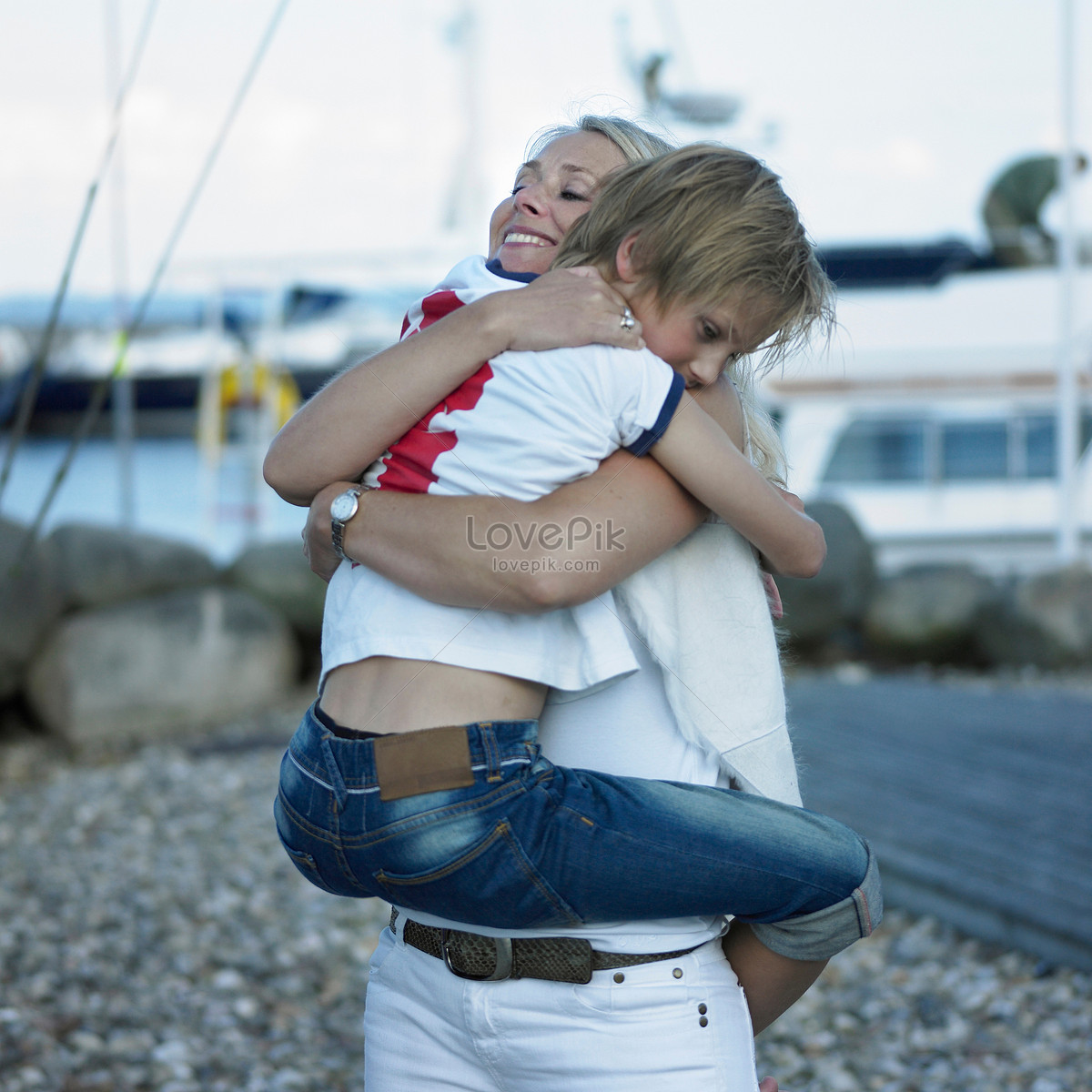 Mom Holding Son Outdoors Picture And HD Photos | Free Download On Lovepik