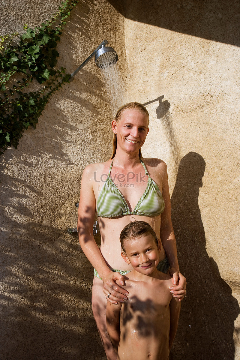 Moms Who Still Bathe With Sons
