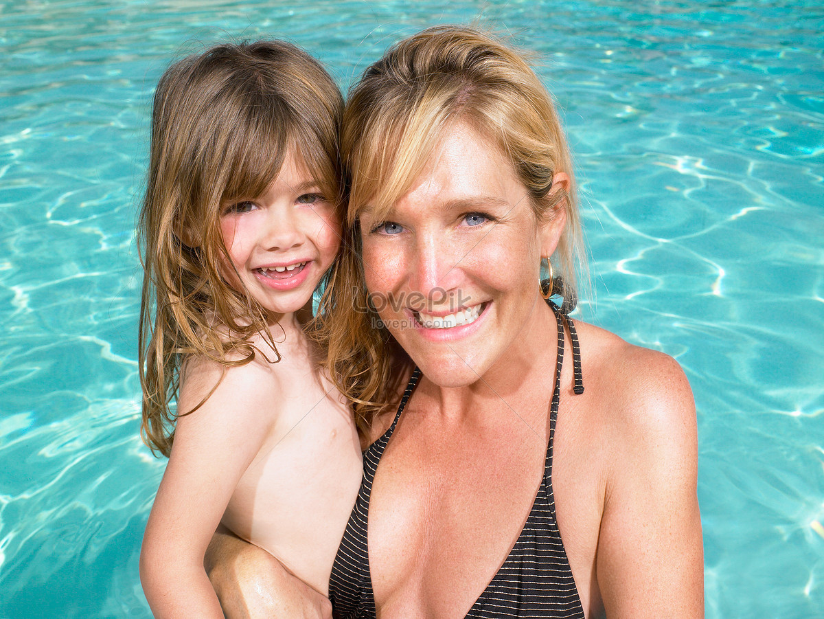 Мама с дочкой в бассейне