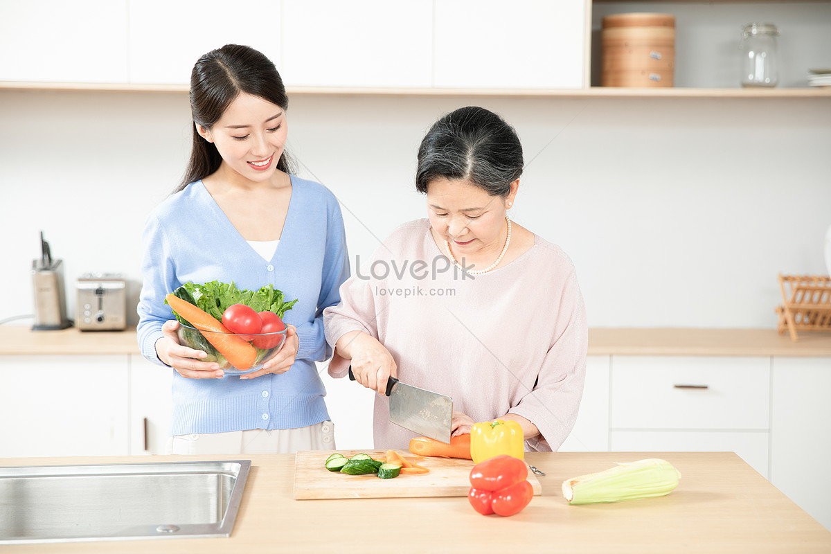 Японские мамы на кухне. Режем овощи мама и дочка видео.