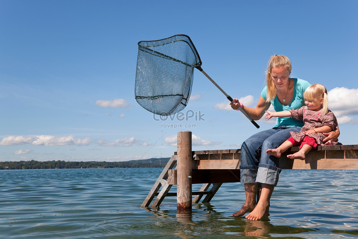 Mother And Daughter Net Fishing Picture And HD Photos