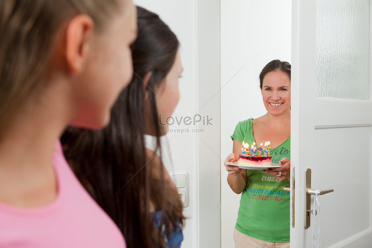 Happy mother and daughter preparing and decorating homemade cake in the  kitchen. mom teaching little girl baking bakery. family activity at home  6948080 Stock Photo at Vecteezy