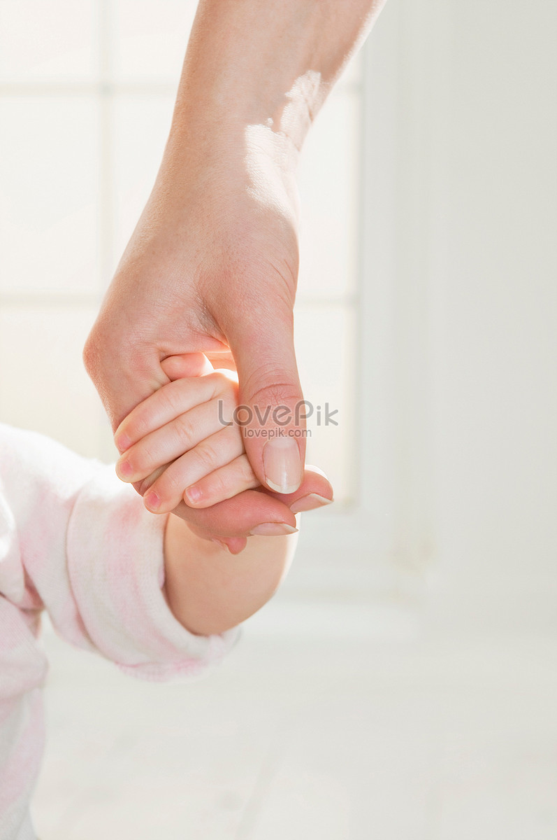 Bức ảnh mẹ nắm tay em bé chính là hình ảnh tình yêu đong đầy, sự an toàn và ấm áp. Hãy cùng xem ảnh miễn phí này để cảm nhận hơn về tình mẹ con.