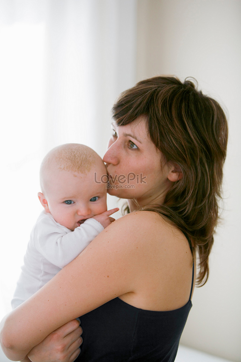 Видео целовать маму. Мама целует малыша фото. Мама целует малышу яички. Фото ребенка с мамой поцелуй идеи. С какого возраста ребенок целует маму.