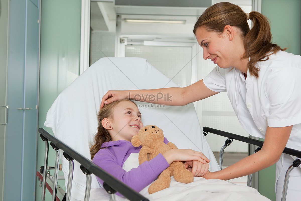 重症监护室的小女孩和女护士谈话照片摄影图片_ID:107967899-Veer图库