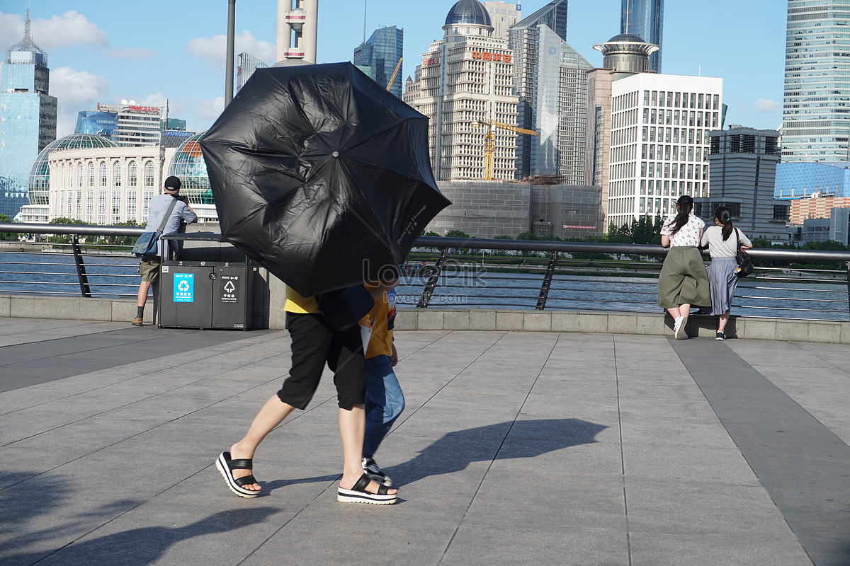Pedestrian Media Map For The Hot Weather In Shanghai On The Bund ...