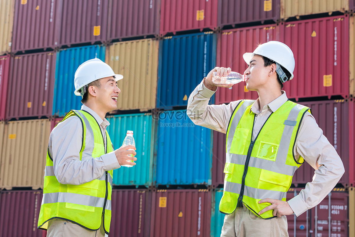 Картинка док дея. Док картинка. Male worker. Work at Port. Кросдок картинки.