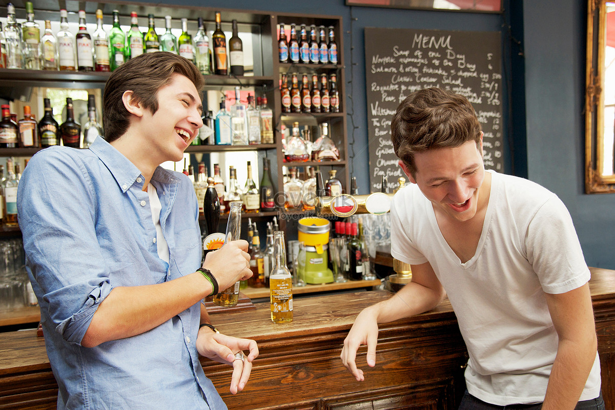 Bar men. Парень в бар улыбается. Мужик в баре улыбается. Билли пьет пиво в баре. Билли Хиллингтон пьет пиво в баре.