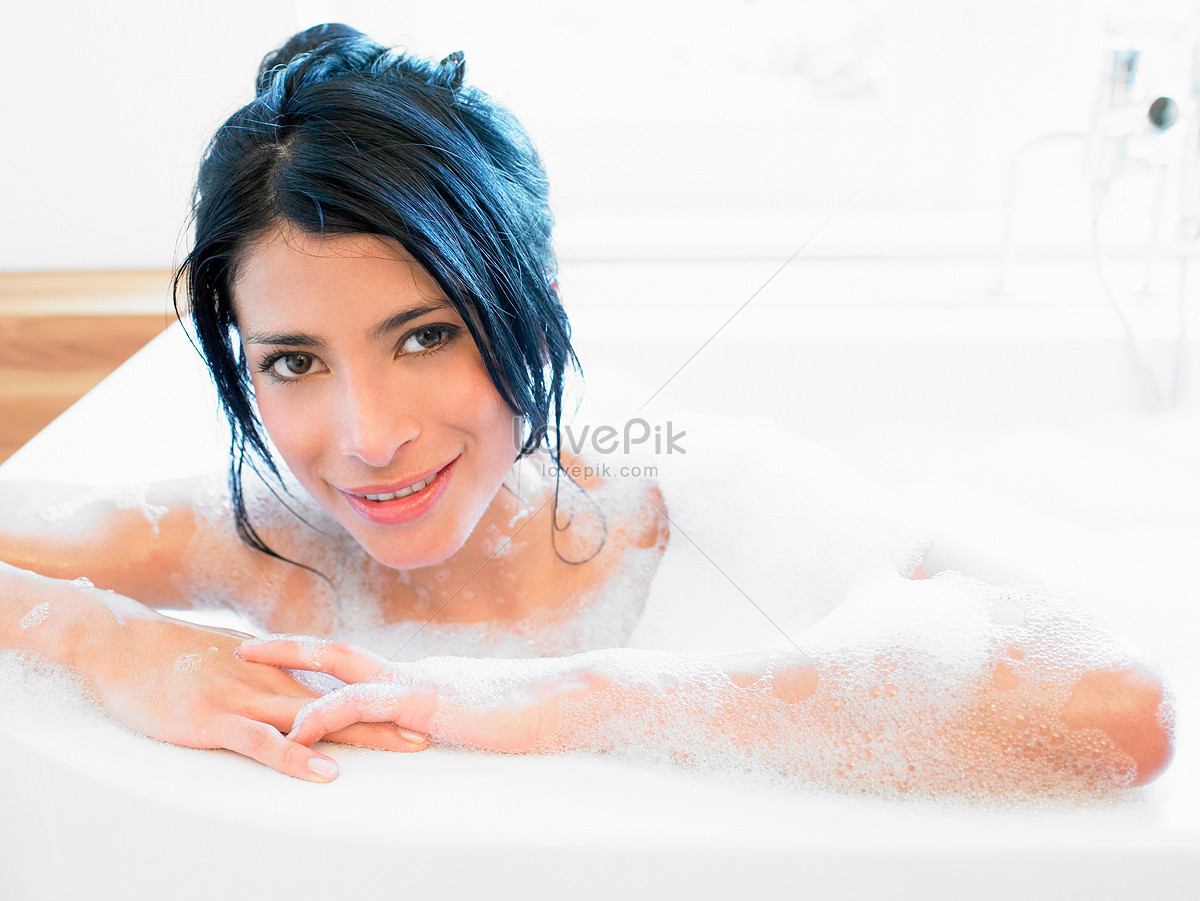 Donna Sorridente Che Fa Una Doccia JPG Immagine Gratis | Foto download su  Lovepik | 501438567