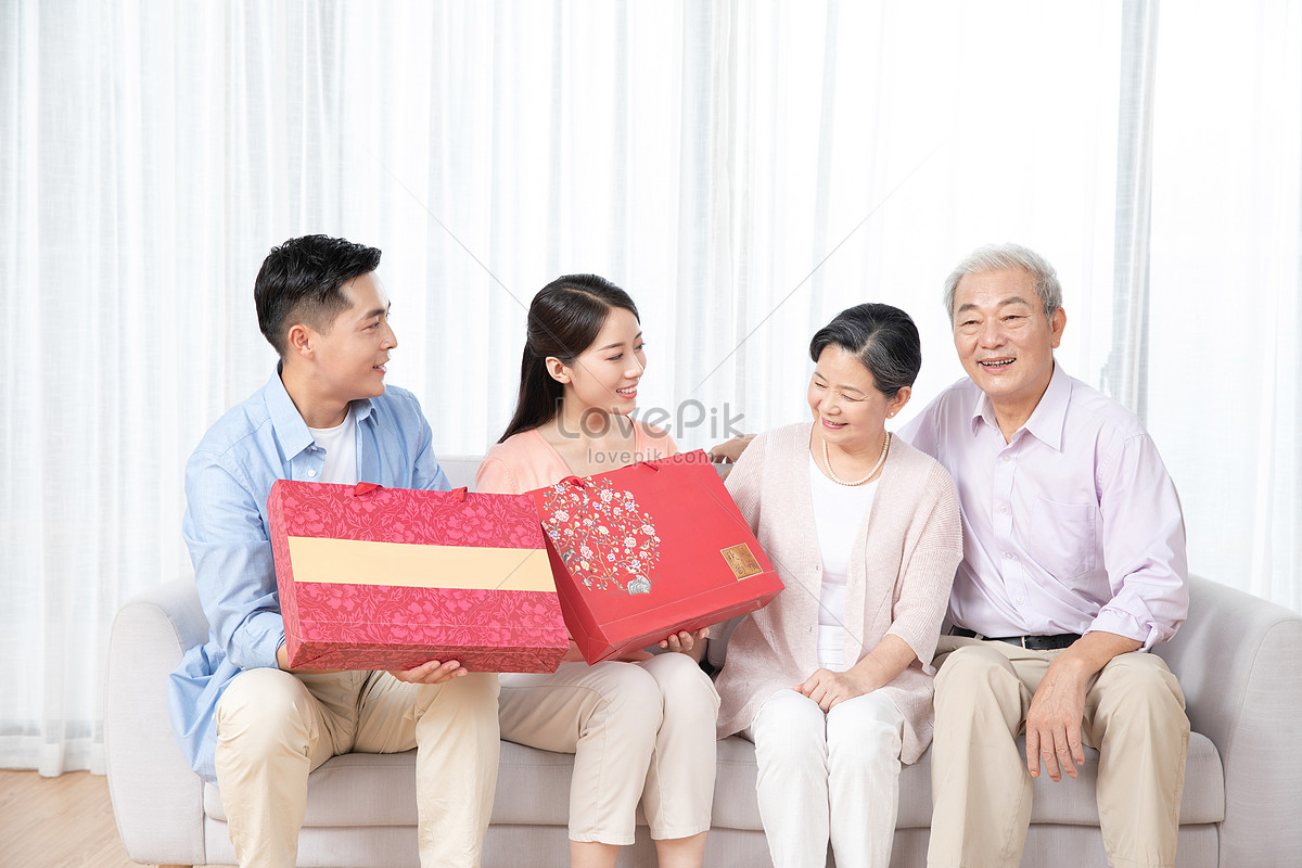 Son And Daughter-in-law Send Moon Cake Gift Box To Mom And Dad Picture And  HD Photos | Free Download On Lovepik