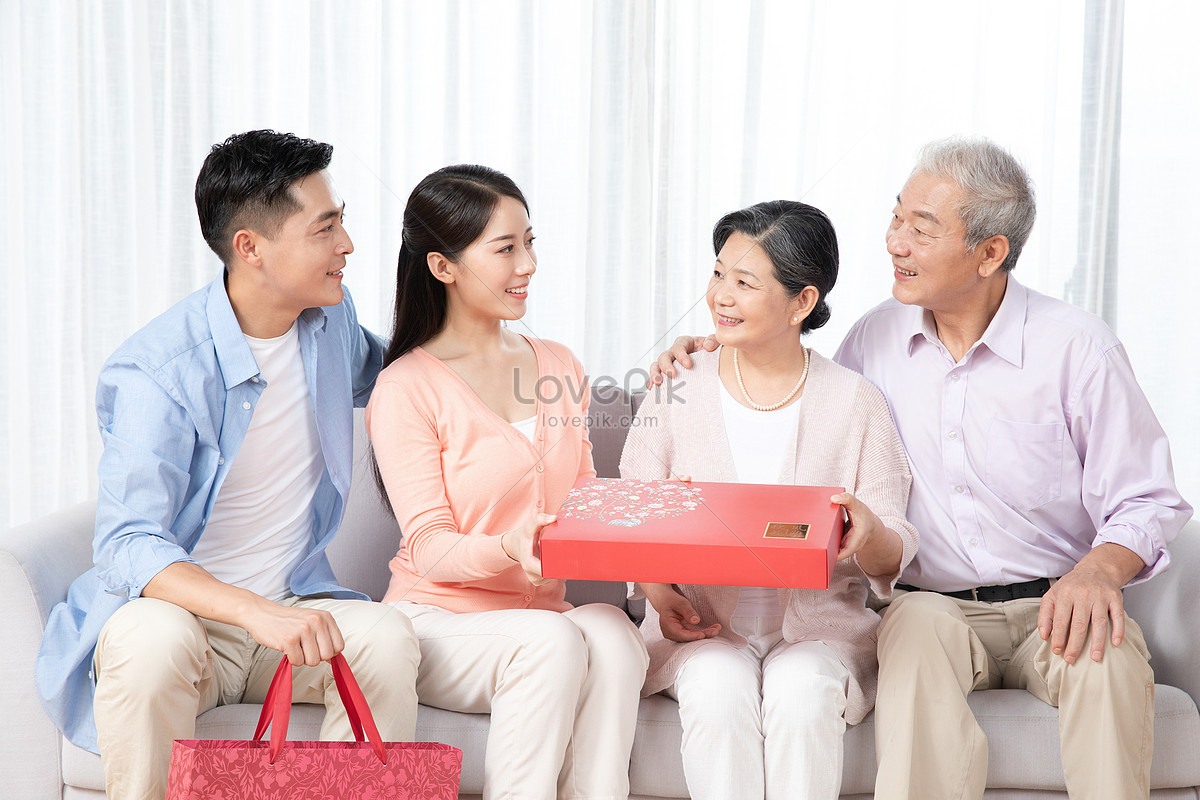 Son And Daughter-in-law Send Moon Cake Gift Box To Mom And Dad Picture And  HD Photos | Free Download On Lovepik