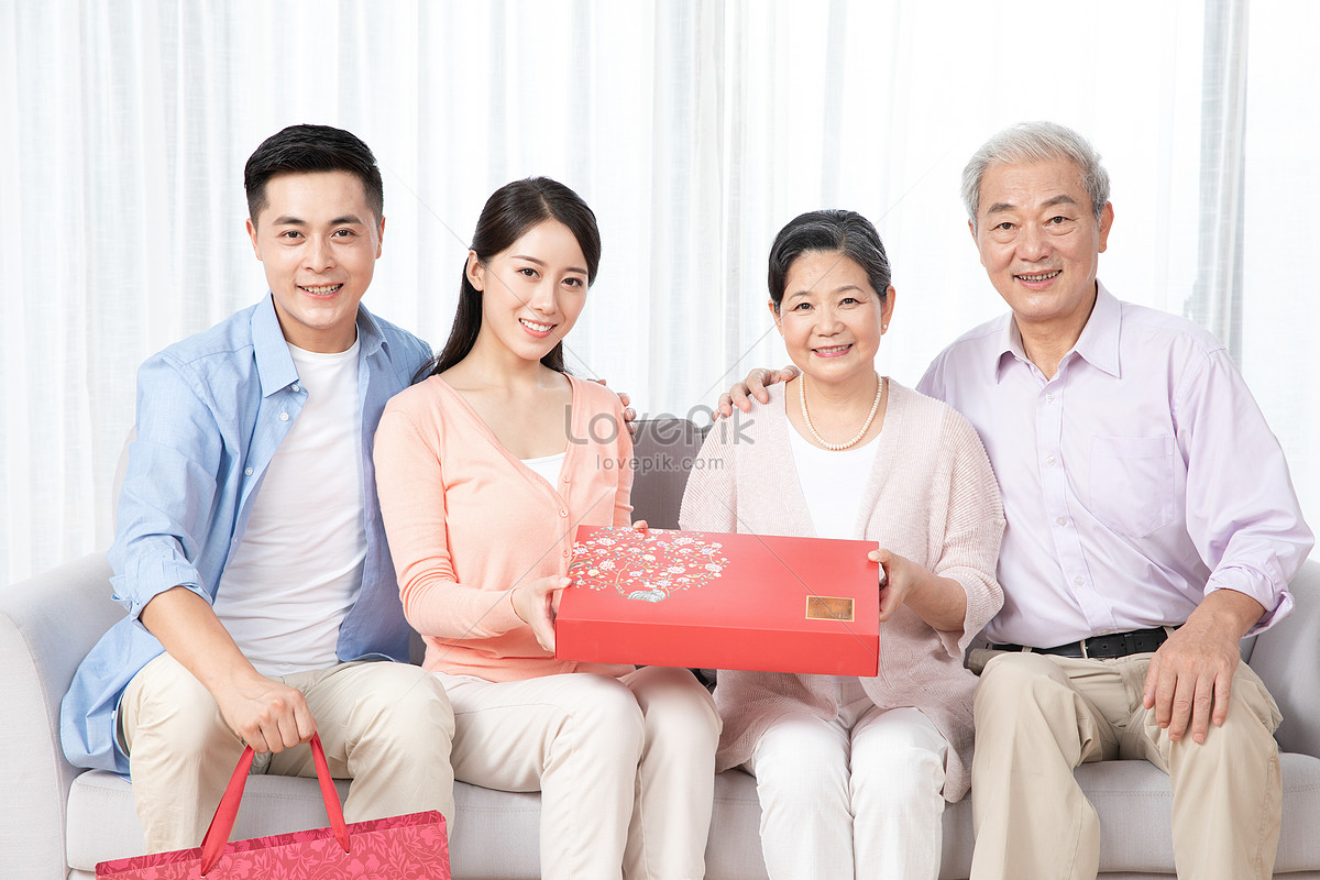 Son And Daughter-in-law Send Moon Cake Gift Box To Mom And Dad Picture And  HD Photos | Free Download On Lovepik