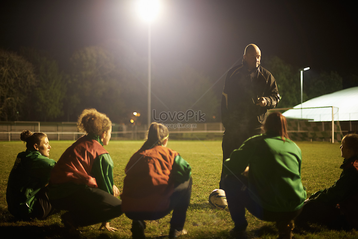 The Coach Gave A Briefing To The Football Player On The Court Picture ...