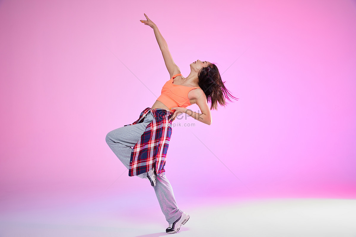爵士街舞青年女生跳舞技巧动作高清摄影大图-千库网