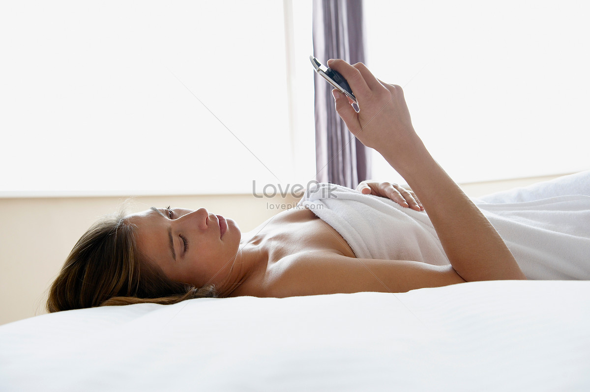 Голая женщина лежит на кровати - фото порно devkis