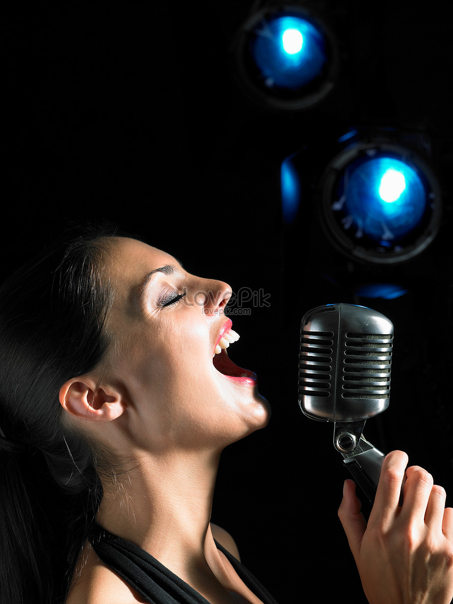 Почему женщина поет. Девушка с микрофоном. Женщина, которая поет. Фотосессия для певицы с микрофоном. Микрофон картинка.
