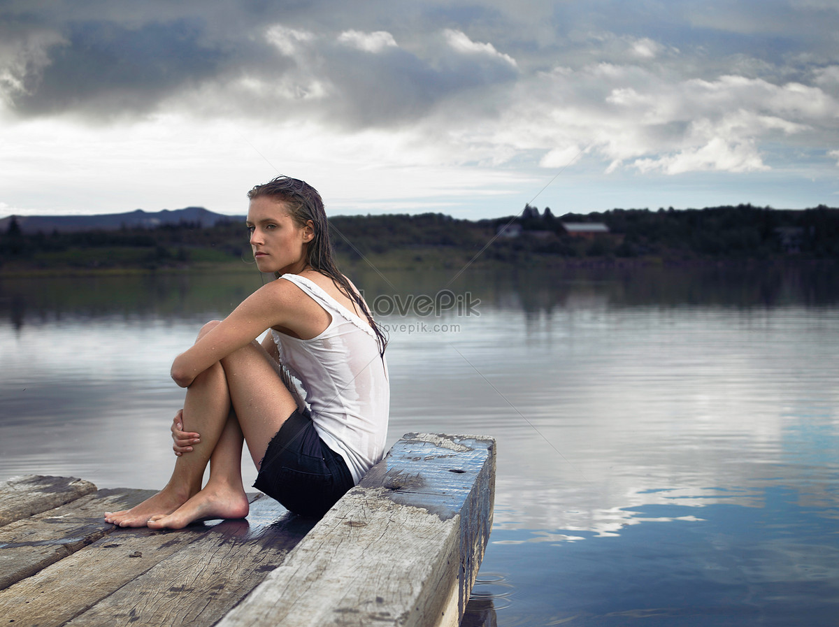 Женщины сидят мужчинах видео. Фотосессия под пирсом. Сидеть на берегу реки и ждать. Фото на пирсе у озера полные девушки.