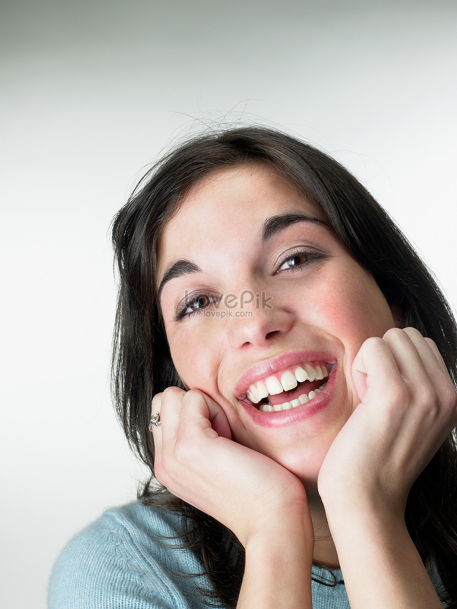 Mujer Sonriendo Y Apoyando Su Cabeza En Las Manos Foto Descarga Gratuita Hd Imagen De Foto 2819