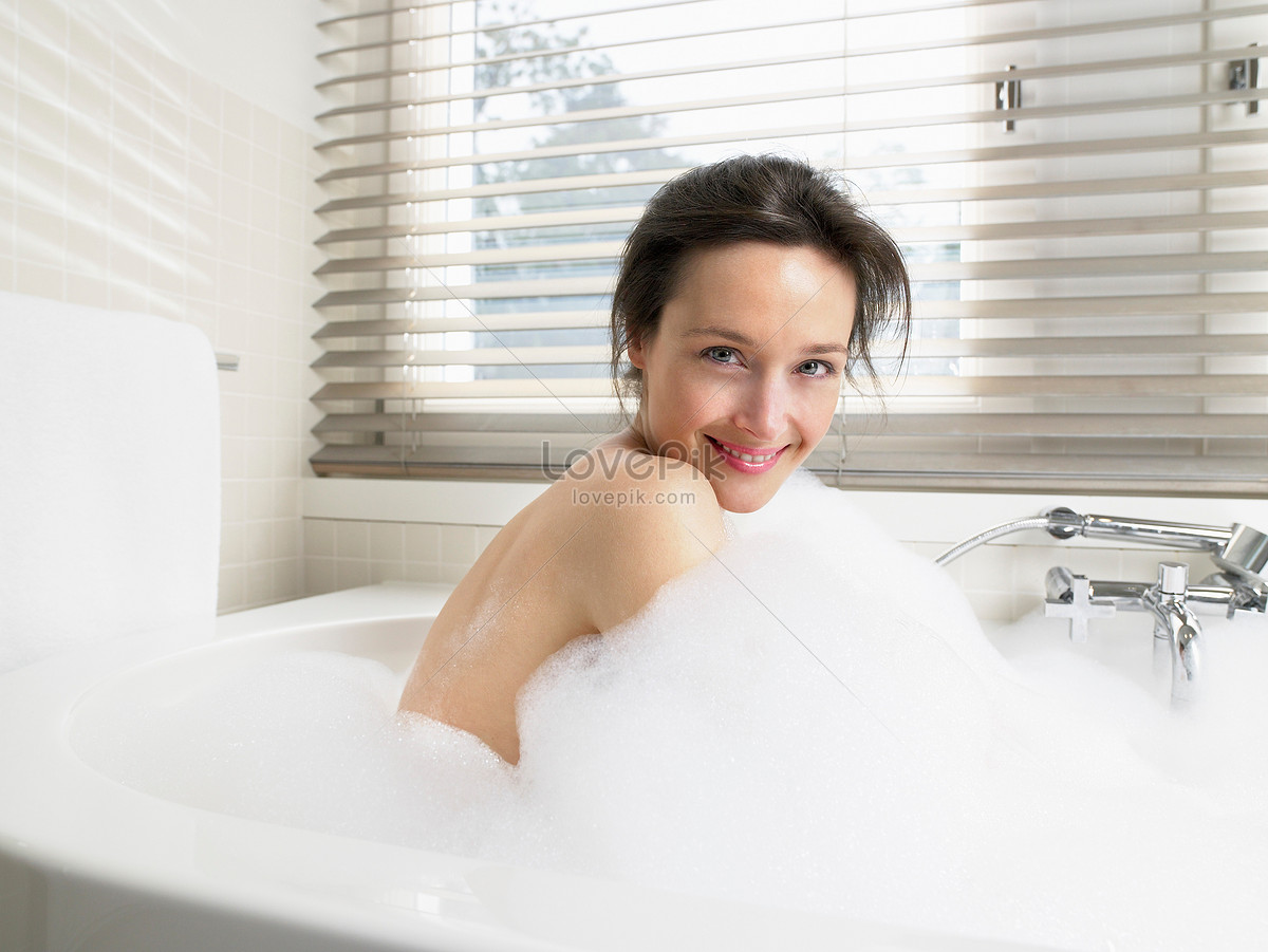 洗完澡的美女图片素材-编号23981151-图行天下