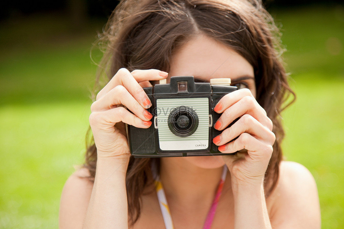 She is taking pictures. Взгляд сверху в камеру. Camera woman. Как фоткать в Genshin Impact.