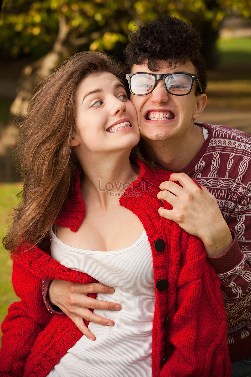 Photo de Jeune Couple Faisant Des Grimaces Dans Le Parc, faire l amour,  couple jeune, faire des visages Photo images free download - Lovepik |  501442424