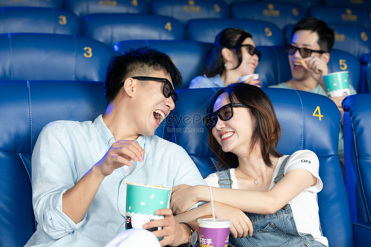 Ảnh vợ chồng trẻ xem phim 3D: \