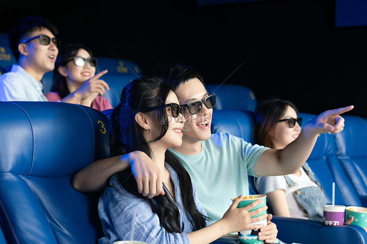 Một đôi vợ chồng khiêm tốn, trẻ trung và đầy tình yêu đang cùng nhau xem phim 3D trong rạp. Hình ảnh của họ như một tấm ảnh chân thực của cuộc sống và tình yêu đích thực. Hãy xem ảnh của họ để cảm nhận được cảm xúc này.