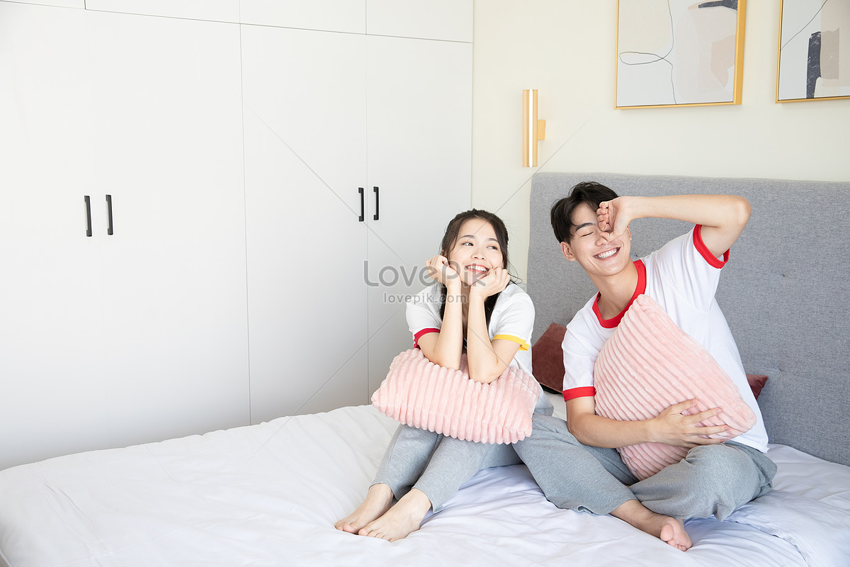 Las Parejas Jóvenes Juegan En La Cama En Casa Foto | Descarga Gratuita HD  Imagen de Foto - Lovepik