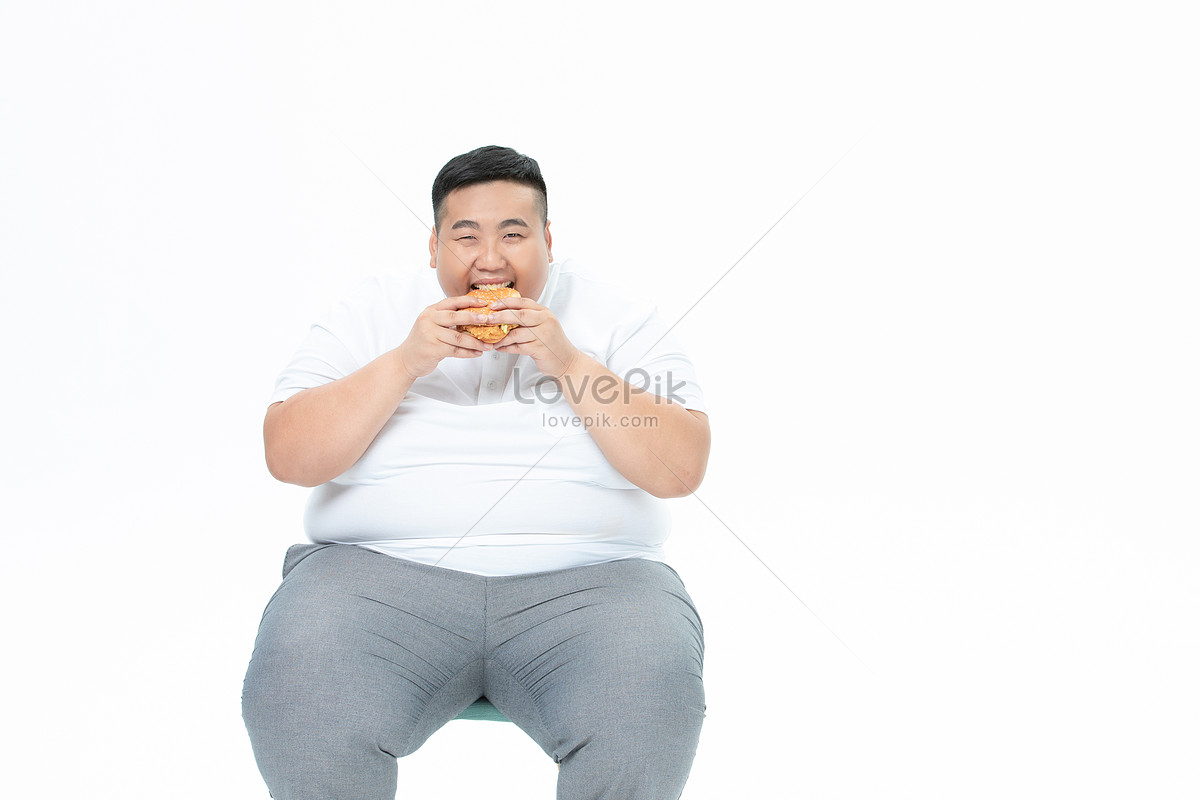 Этот толстый молодой человек был. Толстый человек с гамбургером. Мужчина ест. Сидячий толстый мужик с языком статуэтка. Жирный сидит худые работают.