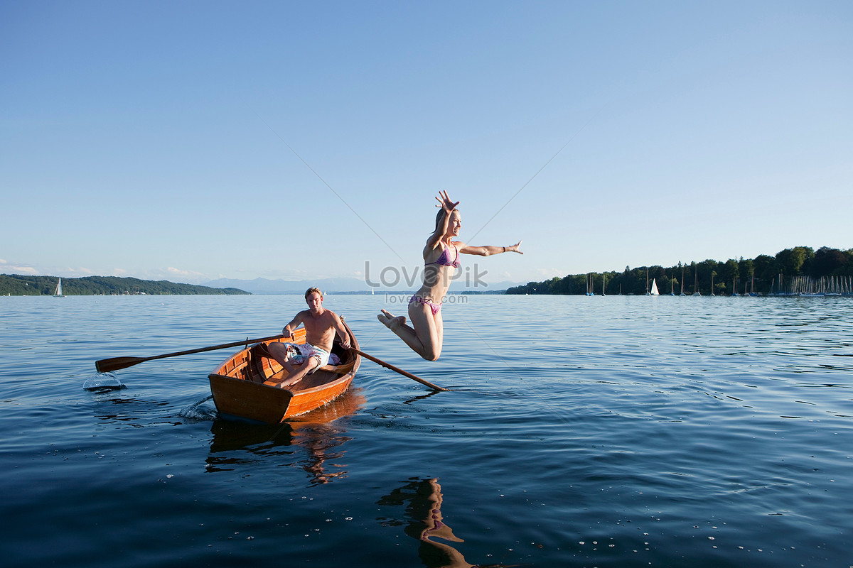 Прыжки с лодки. Прыжок с лодки. Лодка подпрыгнула. A Rowing ship away from the Sea.