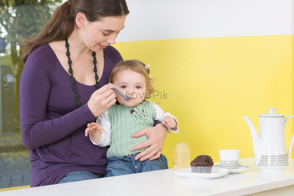 Стола и дочь. Описание фотографии женщина кормит детей ОГЭ. Мама дает дочке краски. Мама кормит дочку