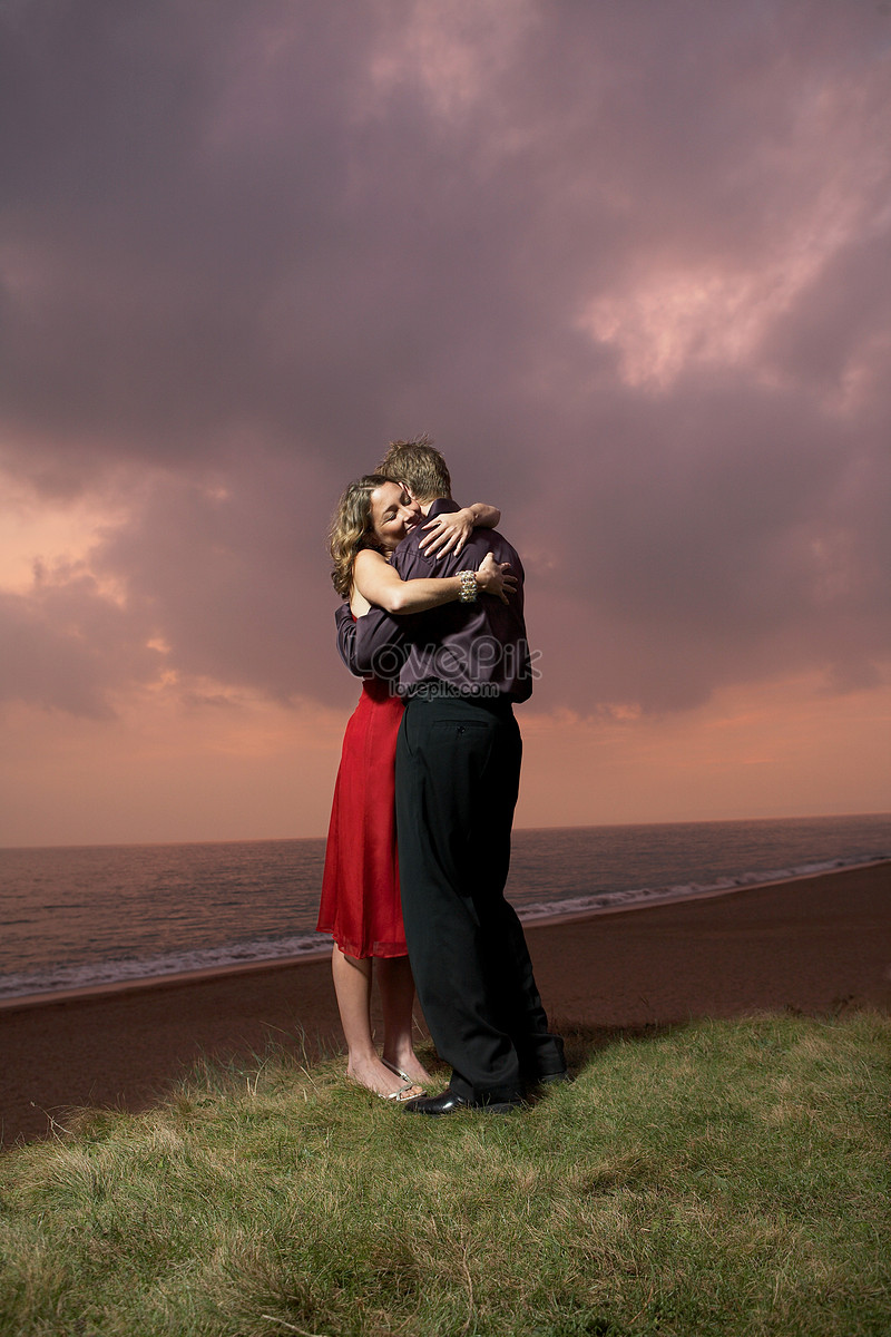 A Couple Hugging On The Beach At Sunset Picture And Hd Photos Free Download On Lovepik