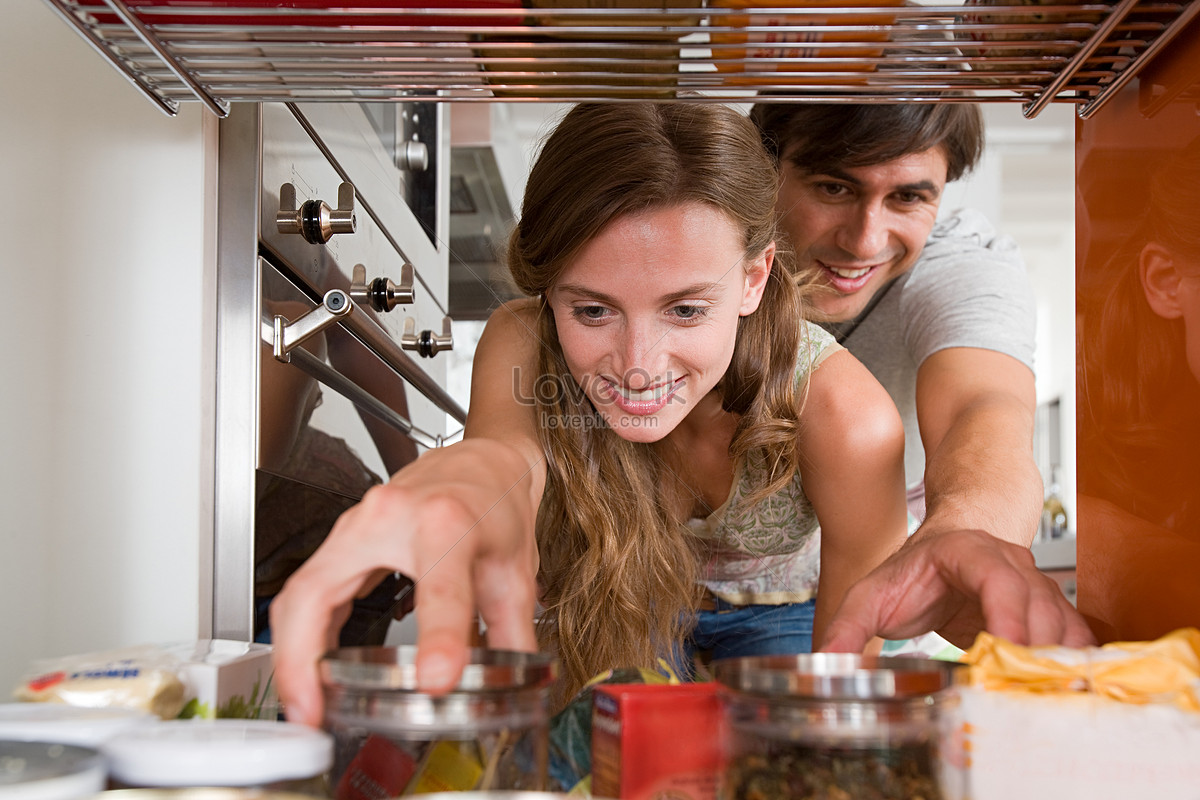 Подавать мужу еду. Женщина тянется семья кухня. Жена накладывает мужу еду. Пара и еда. Мужчина и женщина с продуктами картинки.