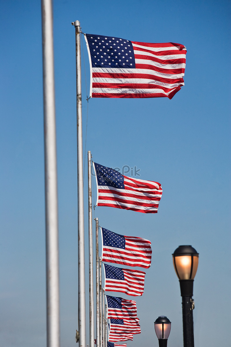 Văn hóa Mỹ cờ Mỹ - Hòa mình vào văn hóa Mỹ và tận hưởng trọn vẹn sự đẹp của lá cờ Mỹ. Từ vẻ đẹp đơn giản nhưng mạnh mẽ của thiết kế cờ, cho đến ý nghĩa sâu xa của nó trong đời sống và lịch sử Mỹ, tham gia ngay để khám phá văn hóa và lịch sử của đất nước Mỹ qua lá cờ quốc gia của họ.