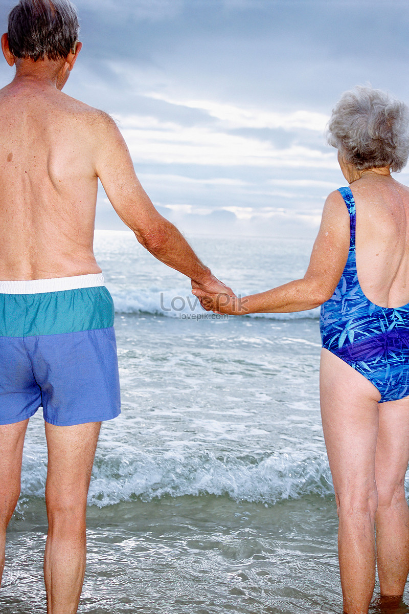 Una Pareja De Ancianos Cogidos De La Mano En La Playa Foto Descarga Gratuita Hd Imagen De Foto 